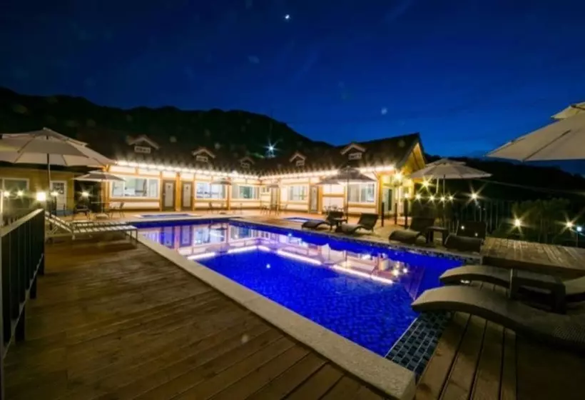 ペンション Sancheong Pongdang Pool Villa