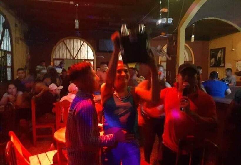 هتل Y Restaurante La Estación