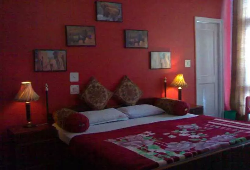 هتل Goroomgo Deluxe Ankur Lake View Nainital