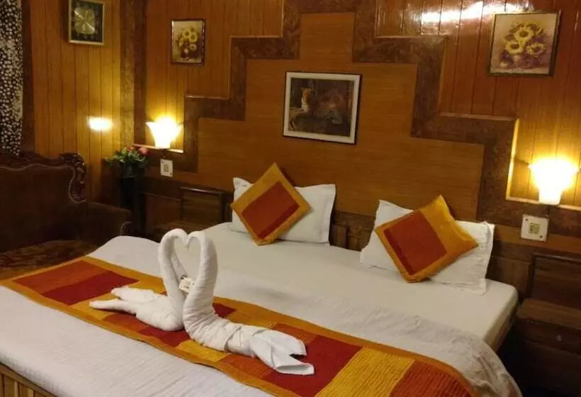 هتل Goroomgo Deluxe Ankur Lake View Nainital