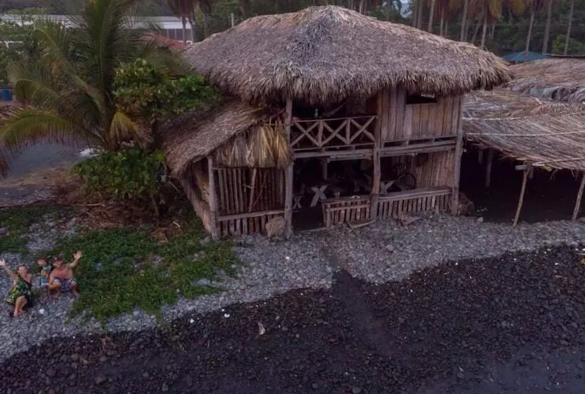 هتل Pelicano Surf Camp