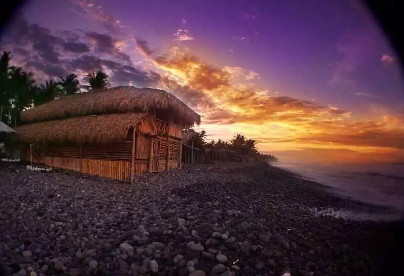 هتل Pelicano Surf Camp