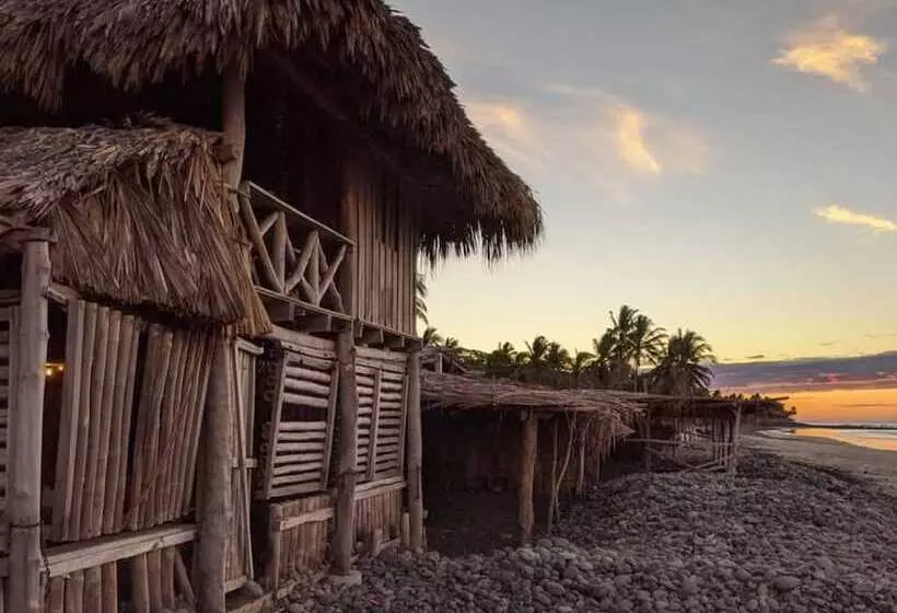 هتل Pelicano Surf Camp