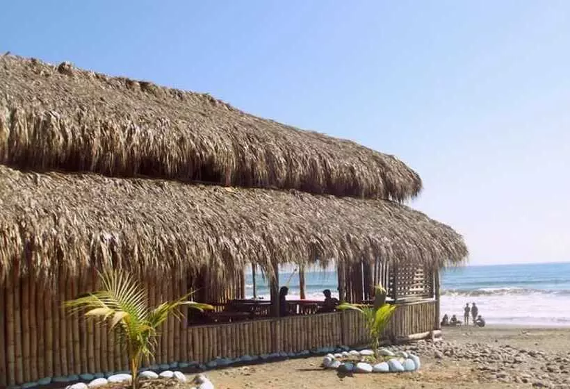 هتل Pelicano Surf Camp