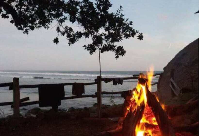 هتل Pelicano Surf Camp