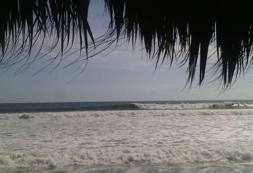 هتل Pelicano Surf Camp
