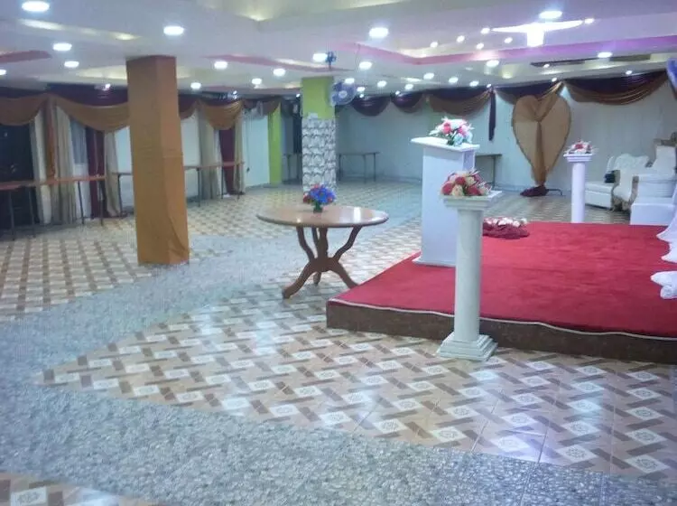 پانسیون Waso Central Emporium Lodge