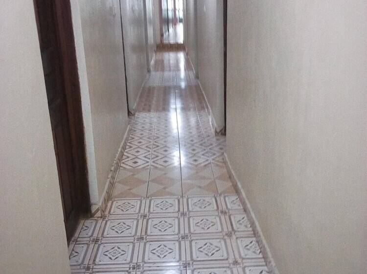 پانسیون Waso Central Emporium Lodge