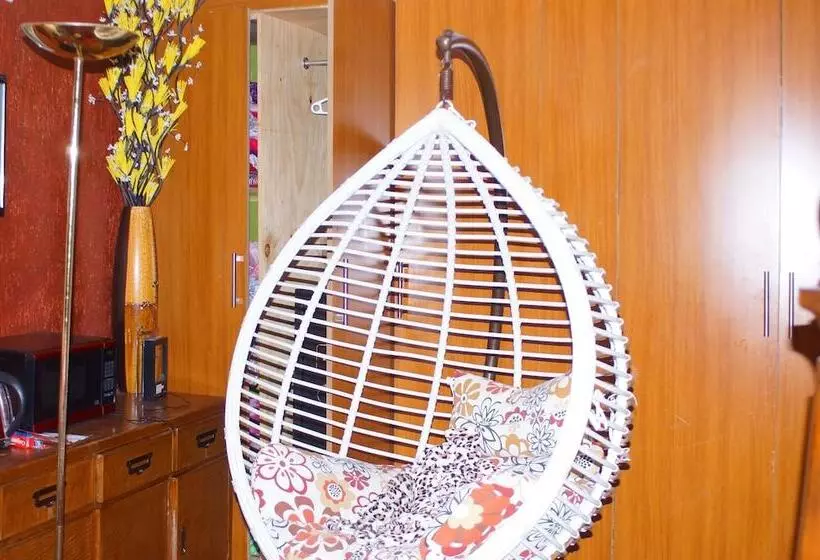 تختخواب و صبحانه Bells Guest House