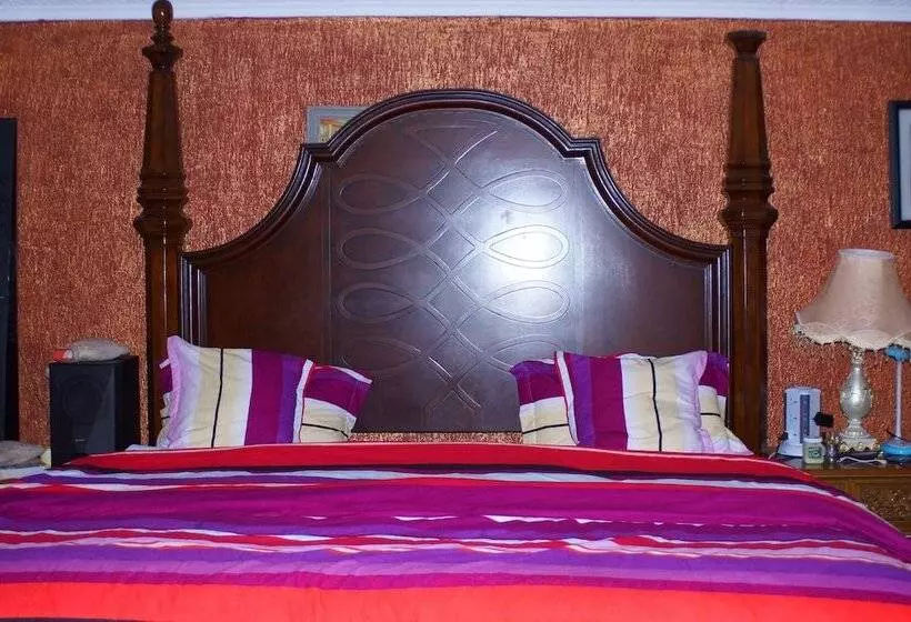 تختخواب و صبحانه Bells Guest House