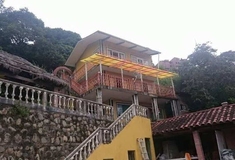 Hostal Villa Rosas