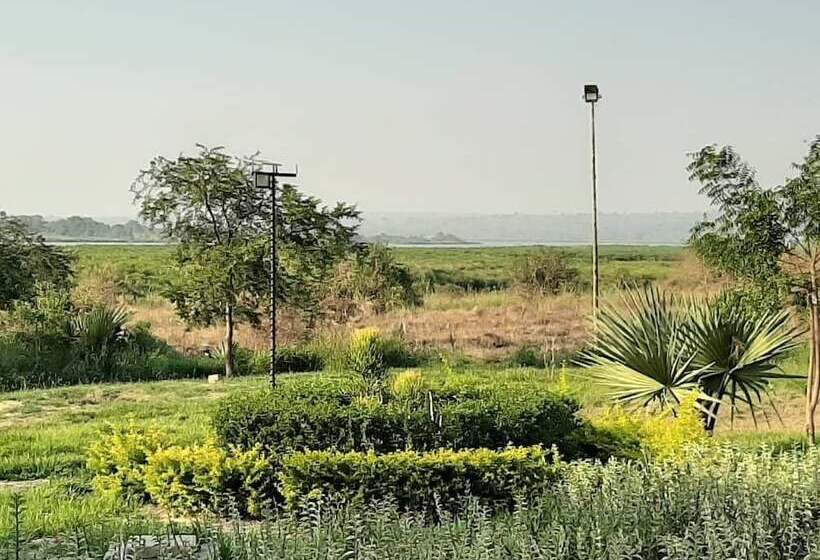 هتل Tangi Safaris Lodge