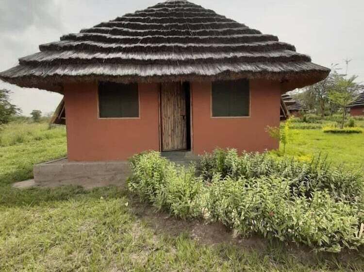 هتل Tangi Safaris Lodge