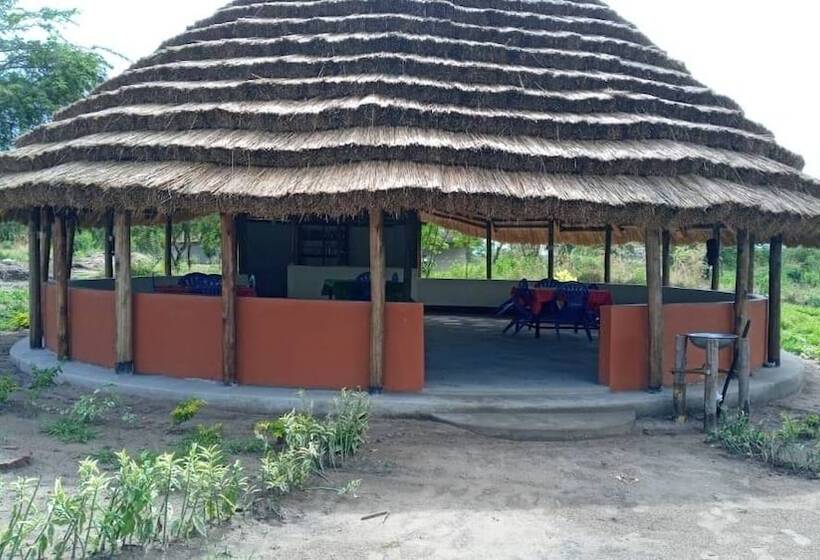 هتل Tangi Safaris Lodge