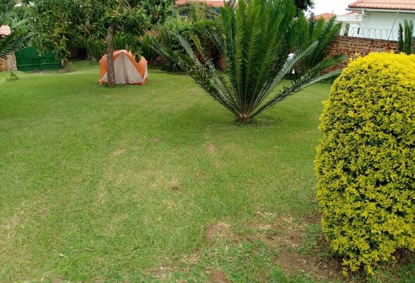 هاستل Maasai Backpackers Home