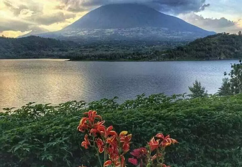 هتل Twin Lakes Lodge