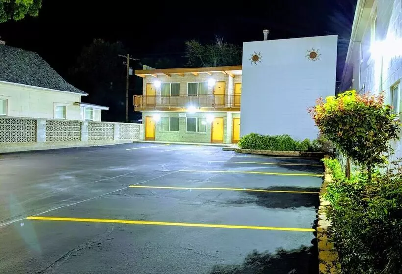 مُتل Economy Inn
