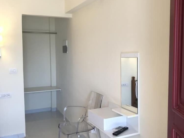 Pension (Hôtel basse catégorie) Fira Home 2