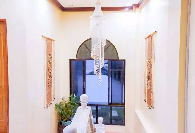 ペンション Reddoorz Plus @ Valencia Bohol