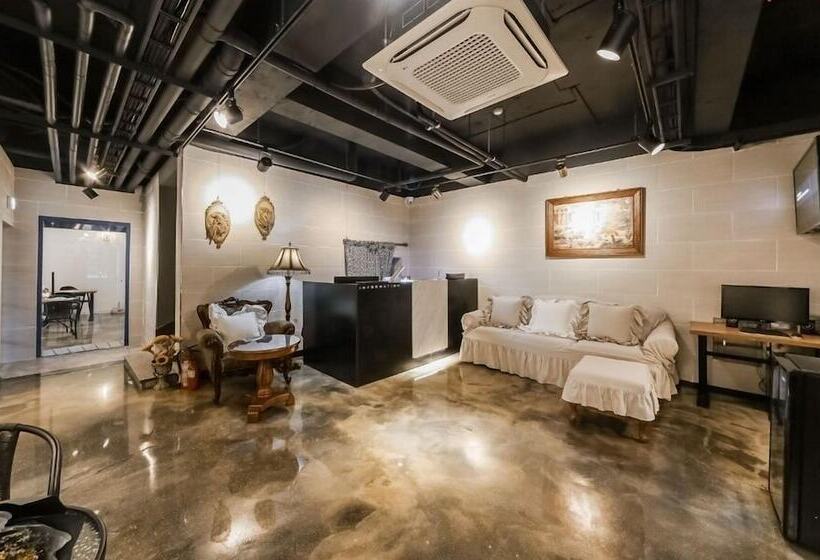 Vallas Hotel & Guest House