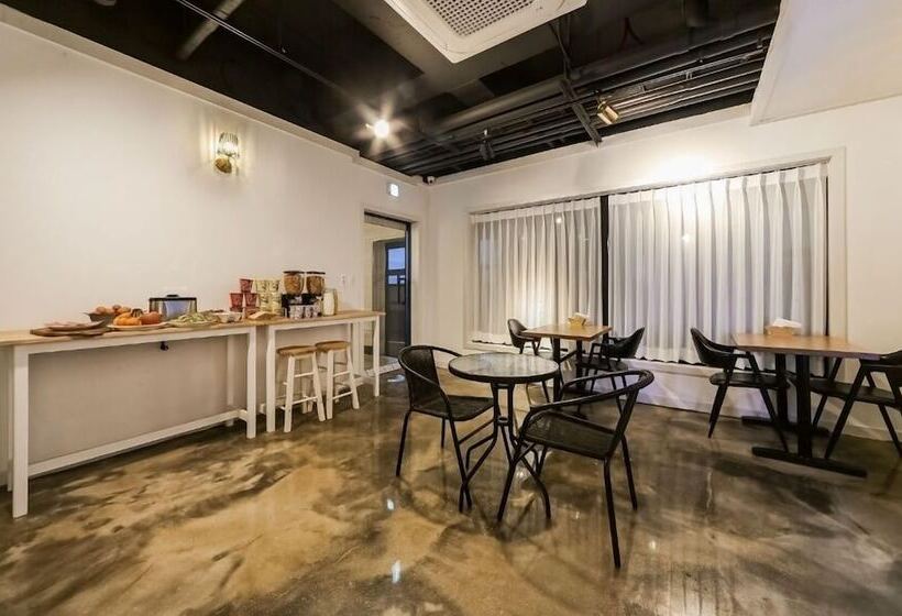 Vallas Hotel & Guest House