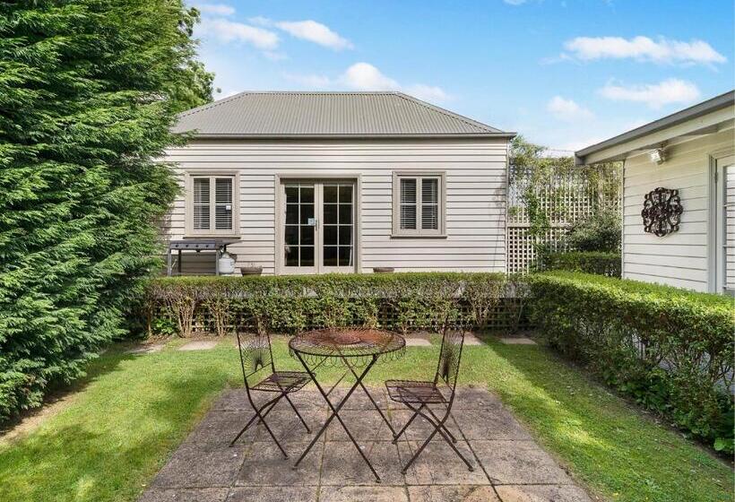 Отель The Red Feather Inn