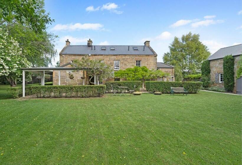 Отель The Red Feather Inn