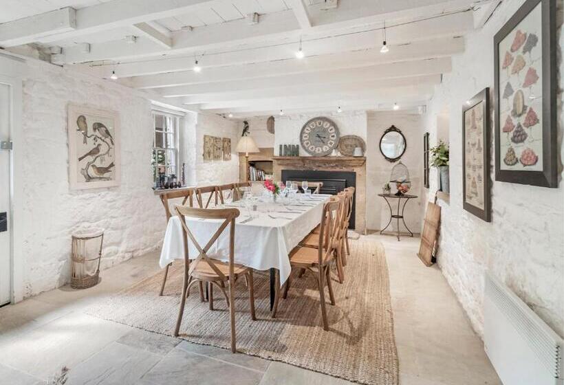 Отель The Red Feather Inn