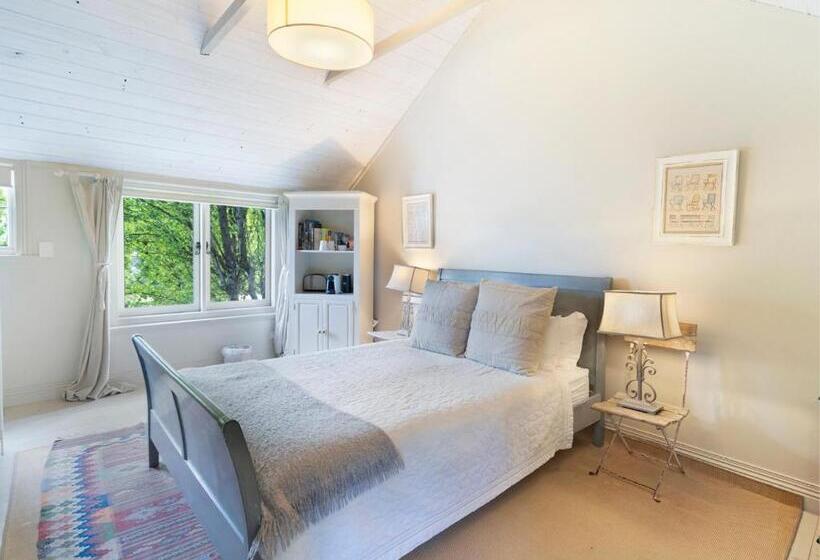 Отель The Red Feather Inn