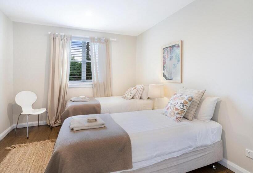 Отель The Red Feather Inn