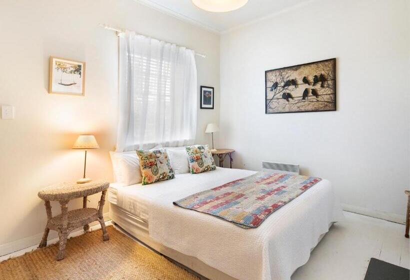 Отель The Red Feather Inn