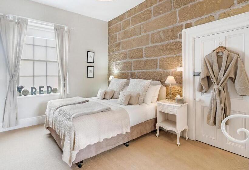 Отель The Red Feather Inn