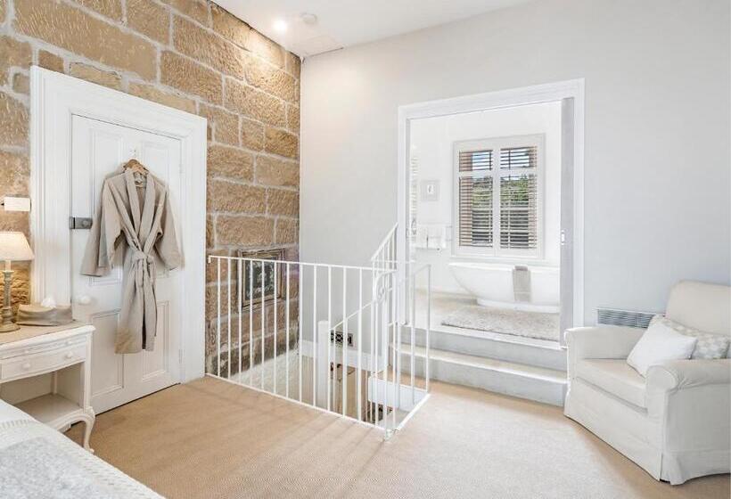 Отель The Red Feather Inn