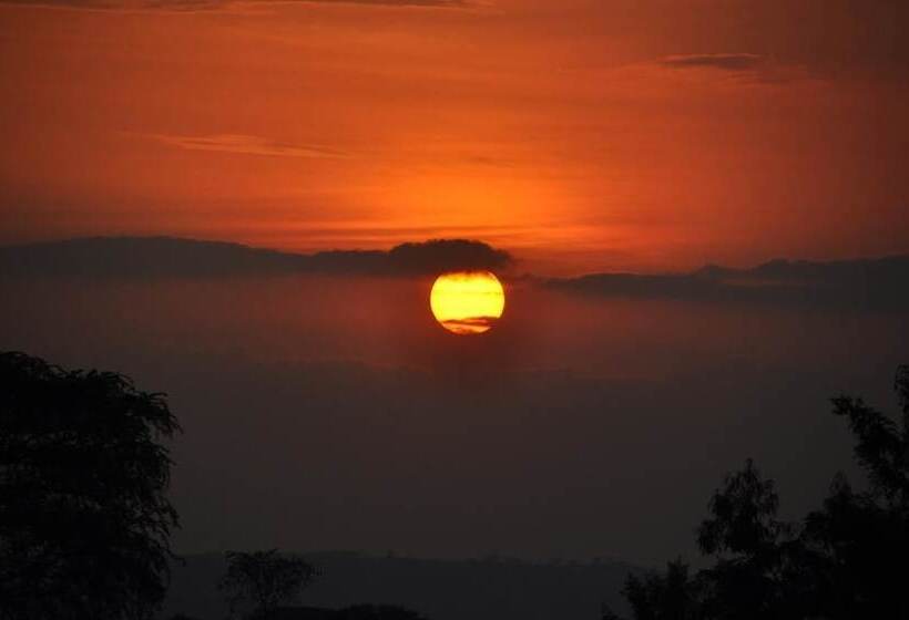 هتل Tembo Safari Lodge