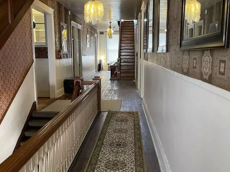 Majatalo The Clinton Inn