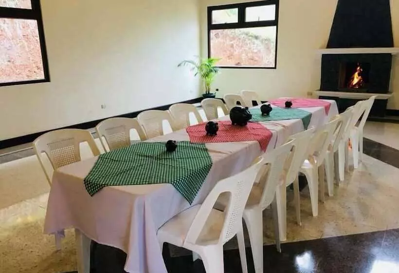 هتل Country Delights