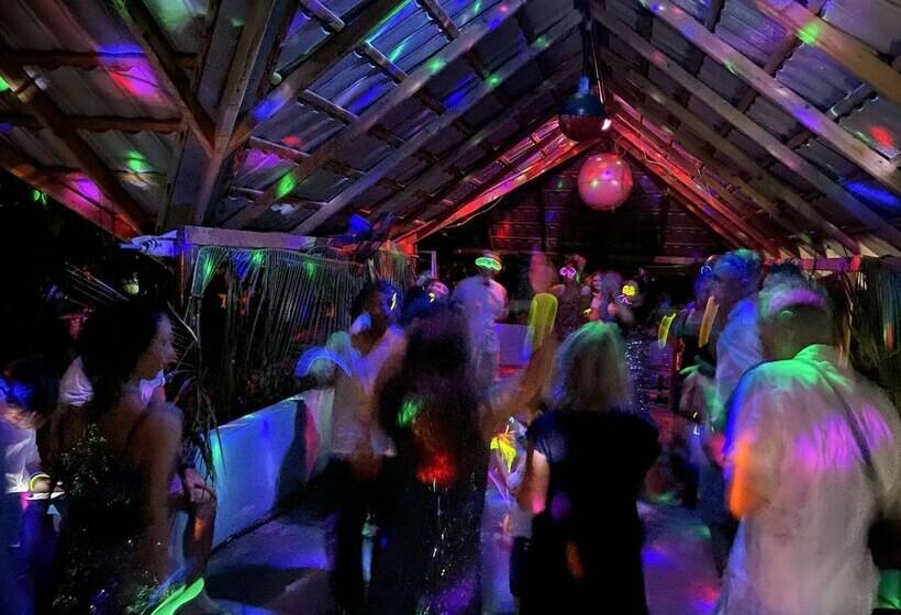 پانسیون Ocean Beach Inn Maldives