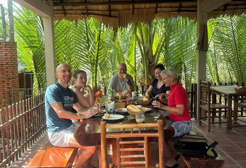 تختخواب و صبحانه Homestay Bentre Coco Lodge