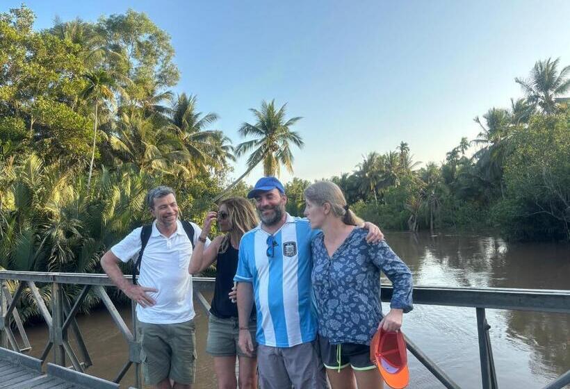 تختخواب و صبحانه Homestay Bentre Coco Lodge