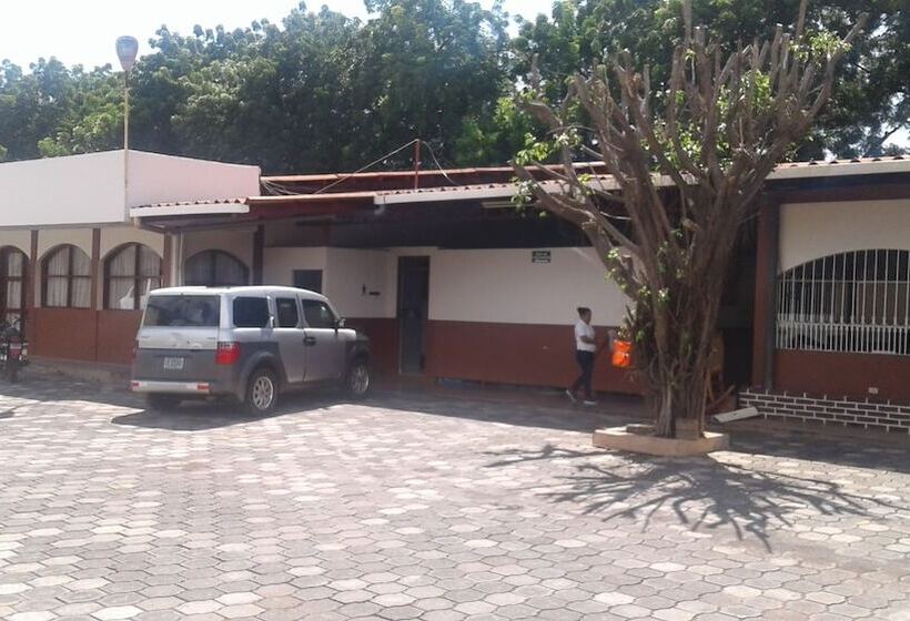 هتل Y Restaurante Charlie S