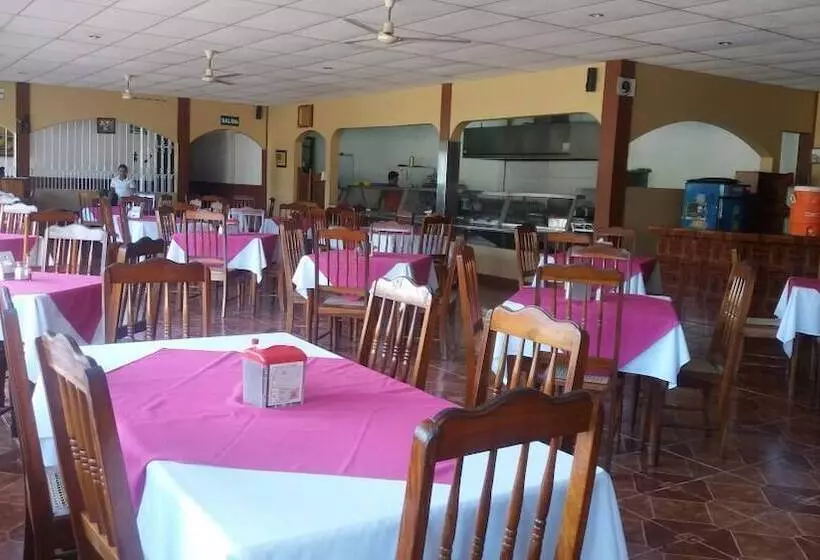 ホテル Y Restaurante Charlie S