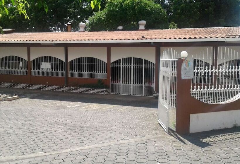 هتل Y Restaurante Charlie S