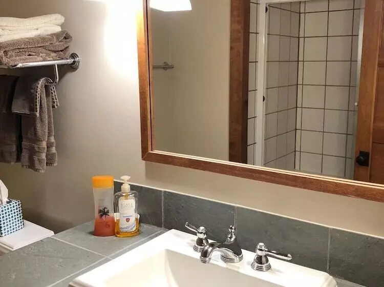 Aamiaismajoitus (B&B) Comstock Premier Lodge Llc