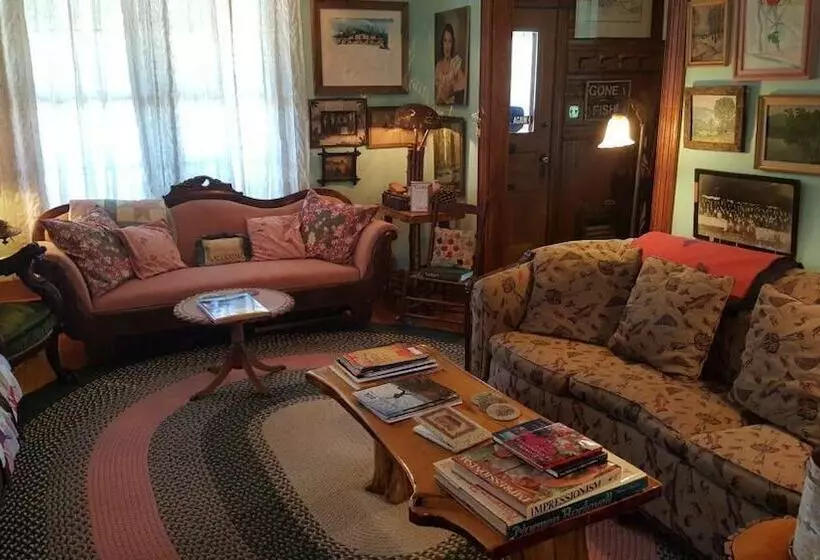 ベッドアンドブレックファースト Paradox Lodge & Cedar Lodge