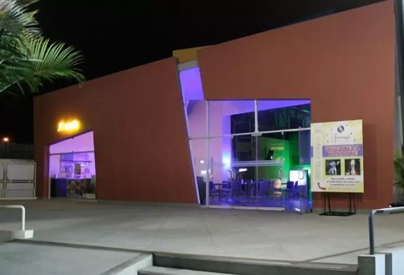 هتل Y Centro De Convenciones Chavin