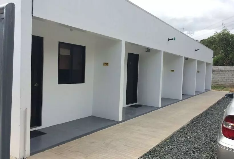 ペンション Bumblebee Inn