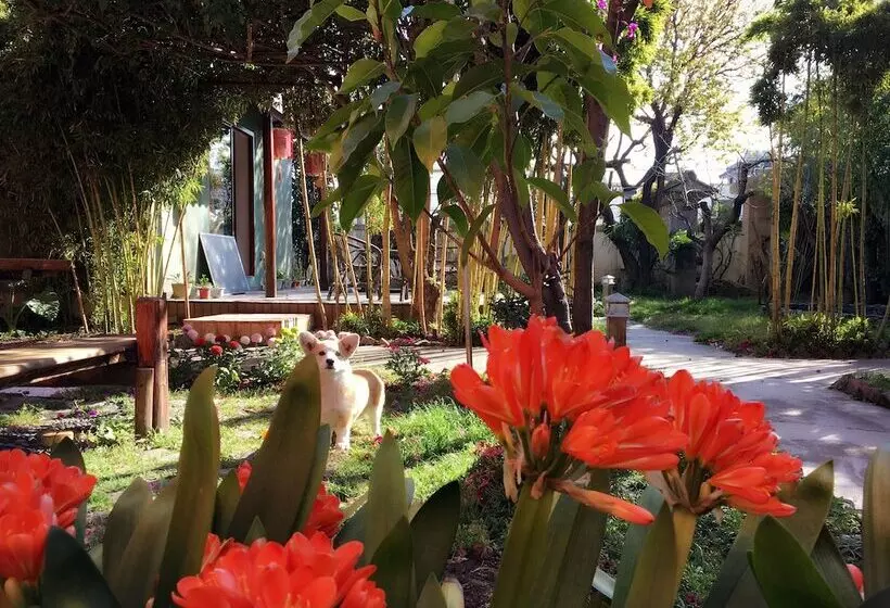 Majatalo Ooh Countryard Inn