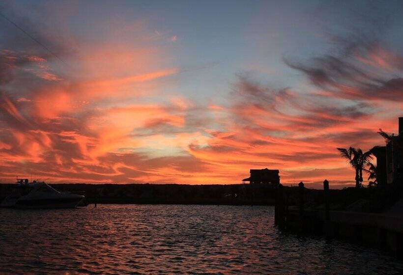 The Sandpiper Inn & Cottages