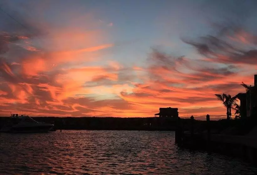 The Sandpiper Inn & Cottages