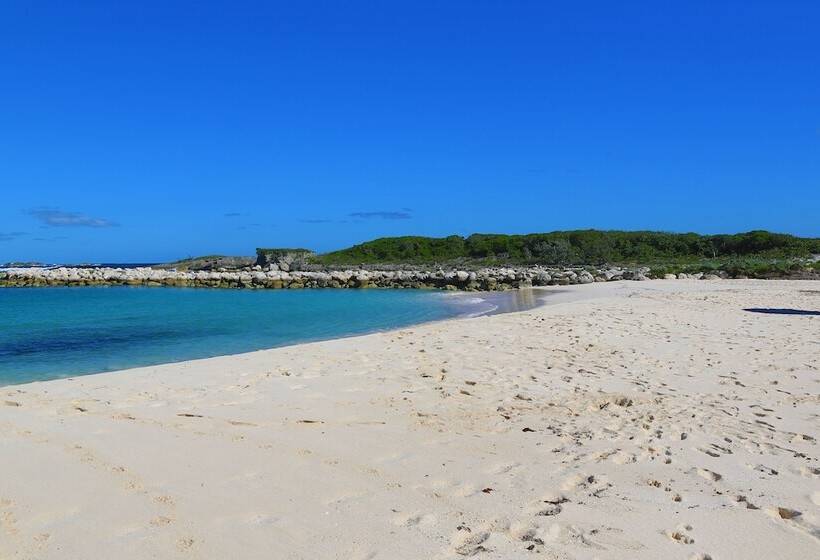 The Sandpiper Inn & Cottages